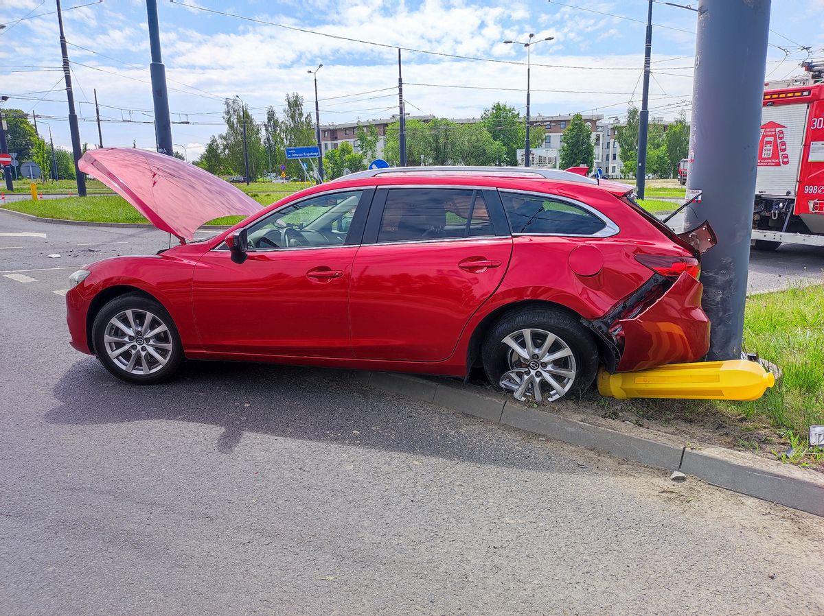 Po zderzeniu z ciężarówką, mazda zatrzymała się na słupie. Są duże utrudnienia w ruchu (zdjęcia)