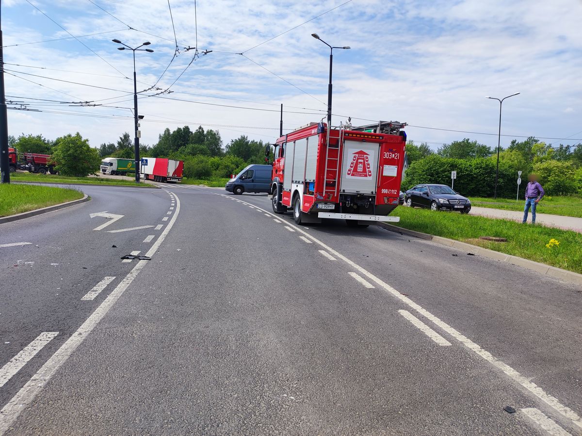 Po zderzeniu z ciężarówką, mazda zatrzymała się na słupie. Są duże utrudnienia w ruchu (zdjęcia)