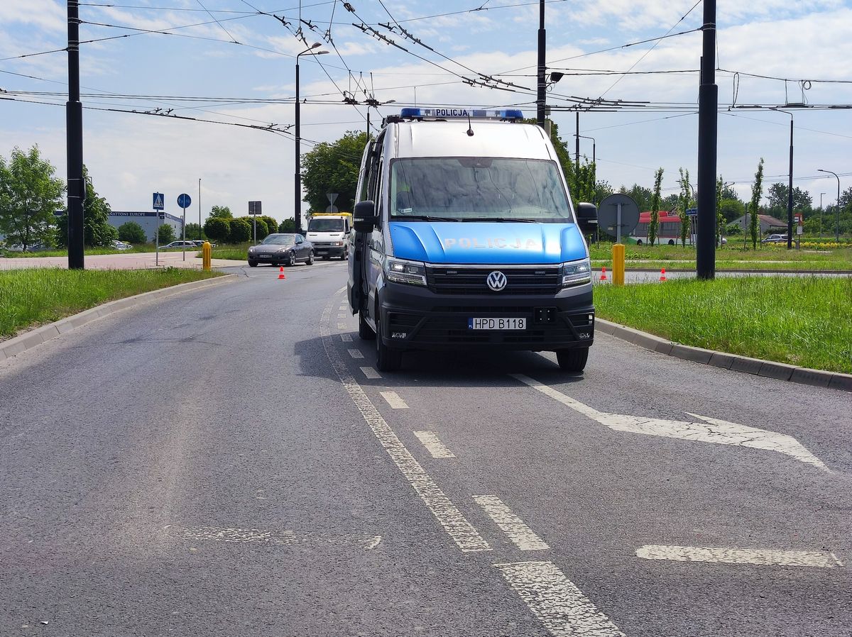 Po zderzeniu z ciężarówką, mazda zatrzymała się na słupie. Są duże utrudnienia w ruchu (zdjęcia)