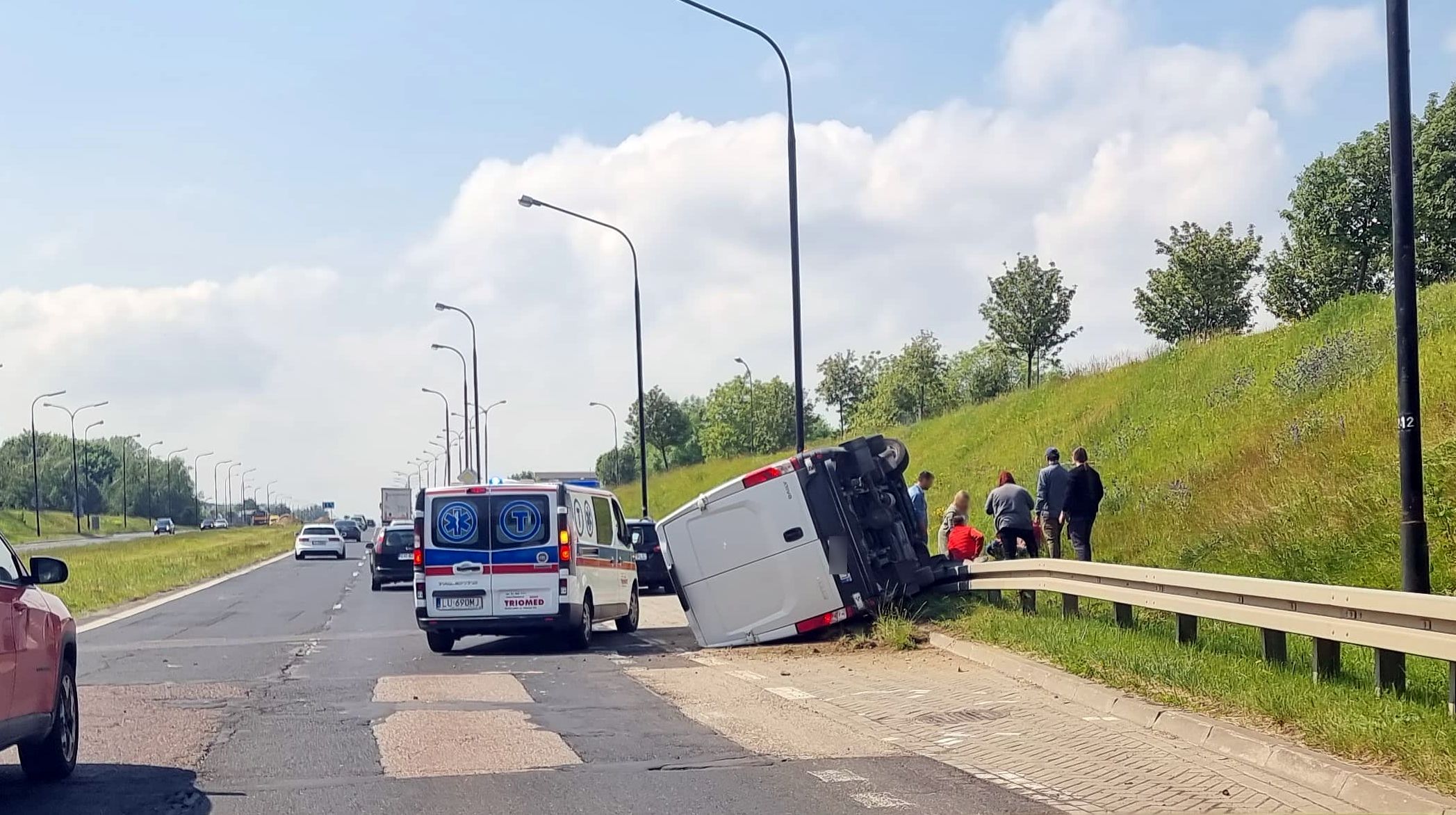 Dostawcze iveco spadło z wiaduktu. Dwie osoby trafiły do szpitala (zdjęcia)