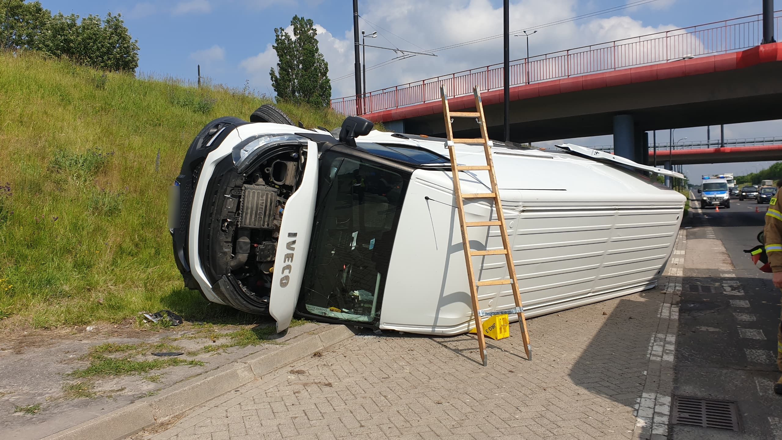 Dostawcze iveco spadło z wiaduktu. Dwie osoby trafiły do szpitala (zdjęcia)