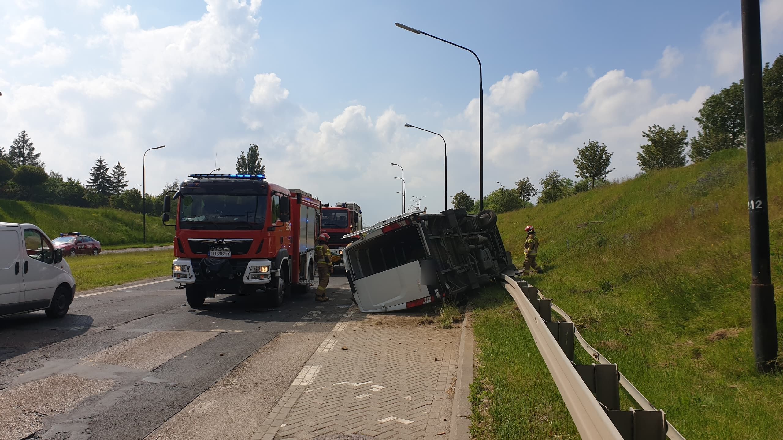 Dostawcze iveco spadło z wiaduktu. Dwie osoby trafiły do szpitala (zdjęcia)