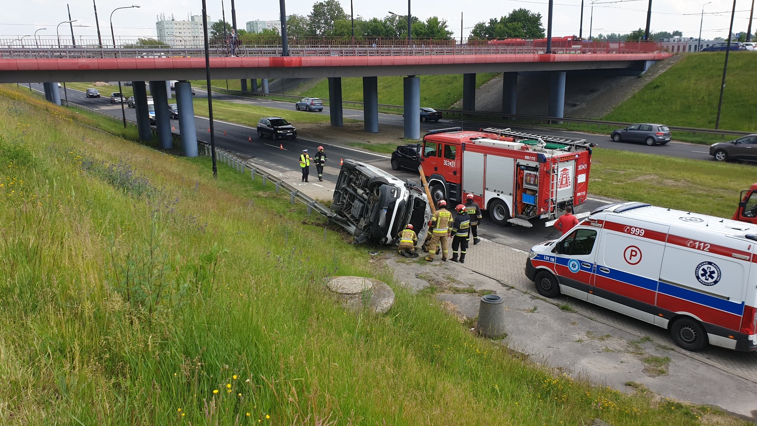 Dostawcze iveco spadło z wiaduktu. Dwie osoby trafiły do szpitala (zdjęcia)