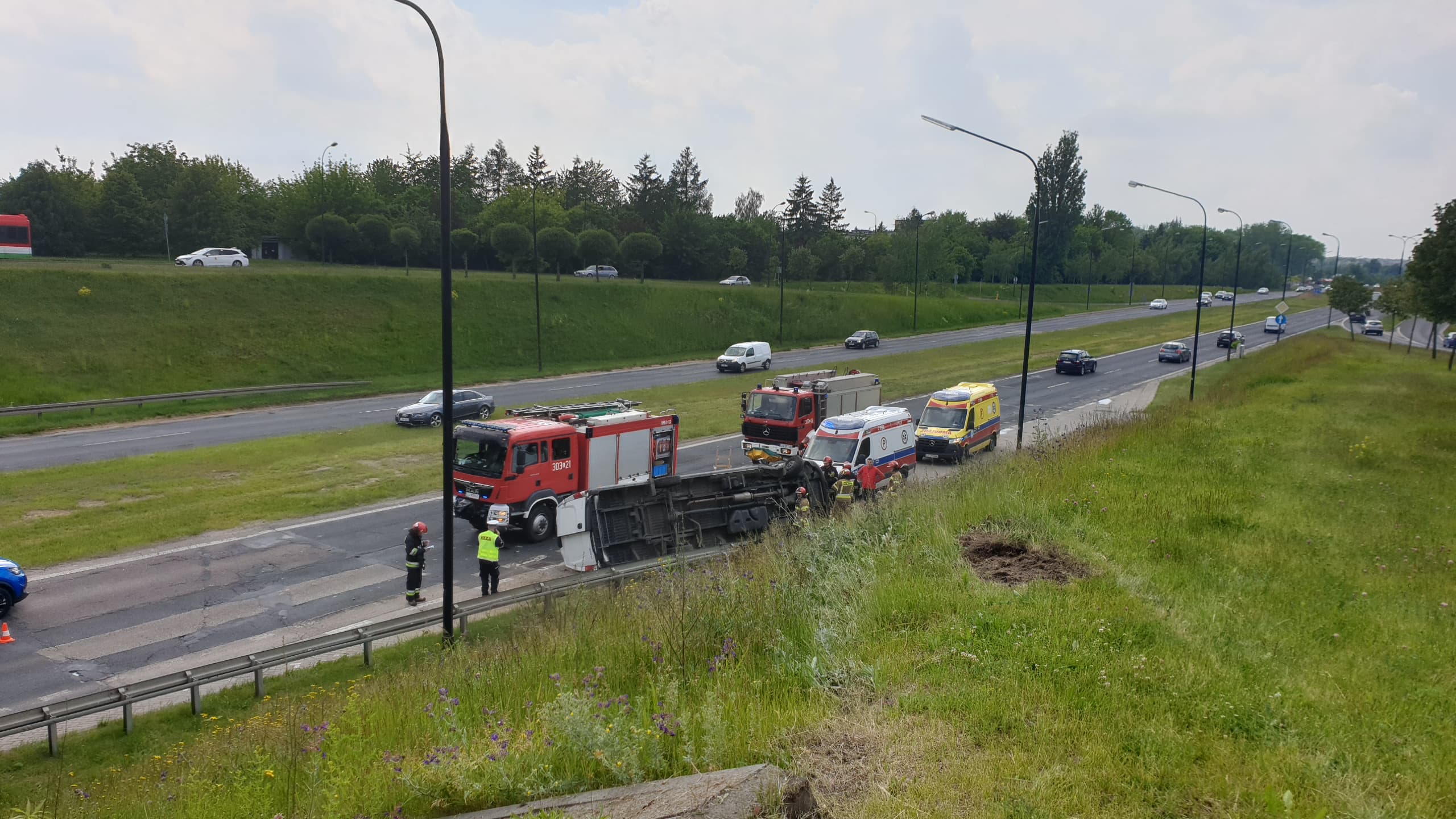 Dostawcze iveco spadło z wiaduktu. Dwie osoby trafiły do szpitala (zdjęcia)