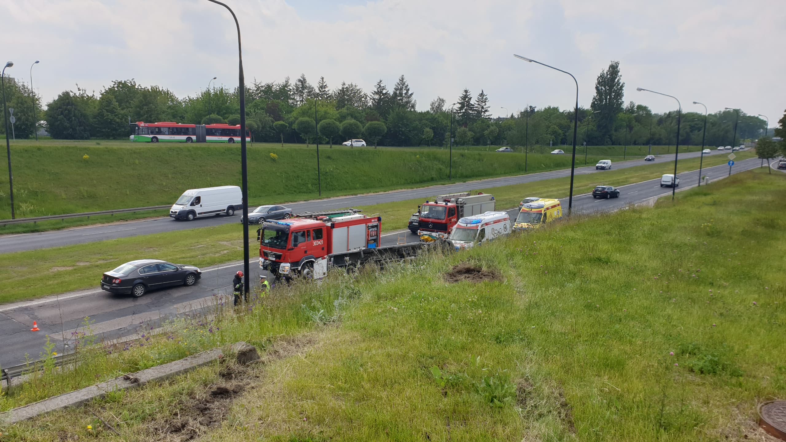 Dostawcze iveco spadło z wiaduktu. Dwie osoby trafiły do szpitala (zdjęcia)