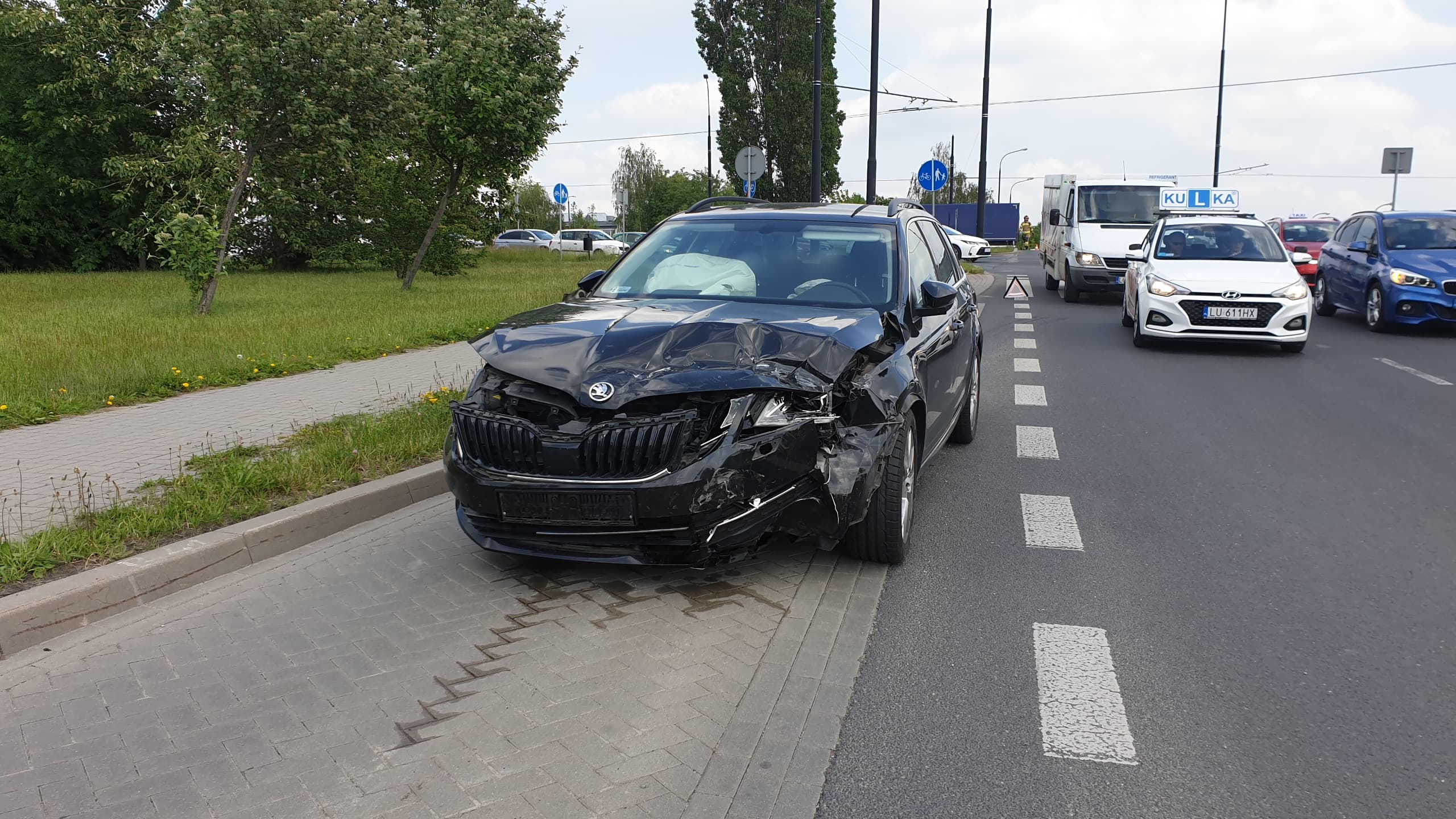 Dostawcze iveco spadło z wiaduktu. Dwie osoby trafiły do szpitala (zdjęcia)