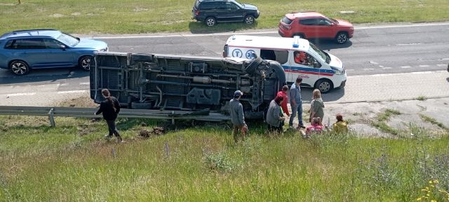 Dostawcze iveco spadło z wiaduktu. Dwie osoby trafiły do szpitala (zdjęcia)