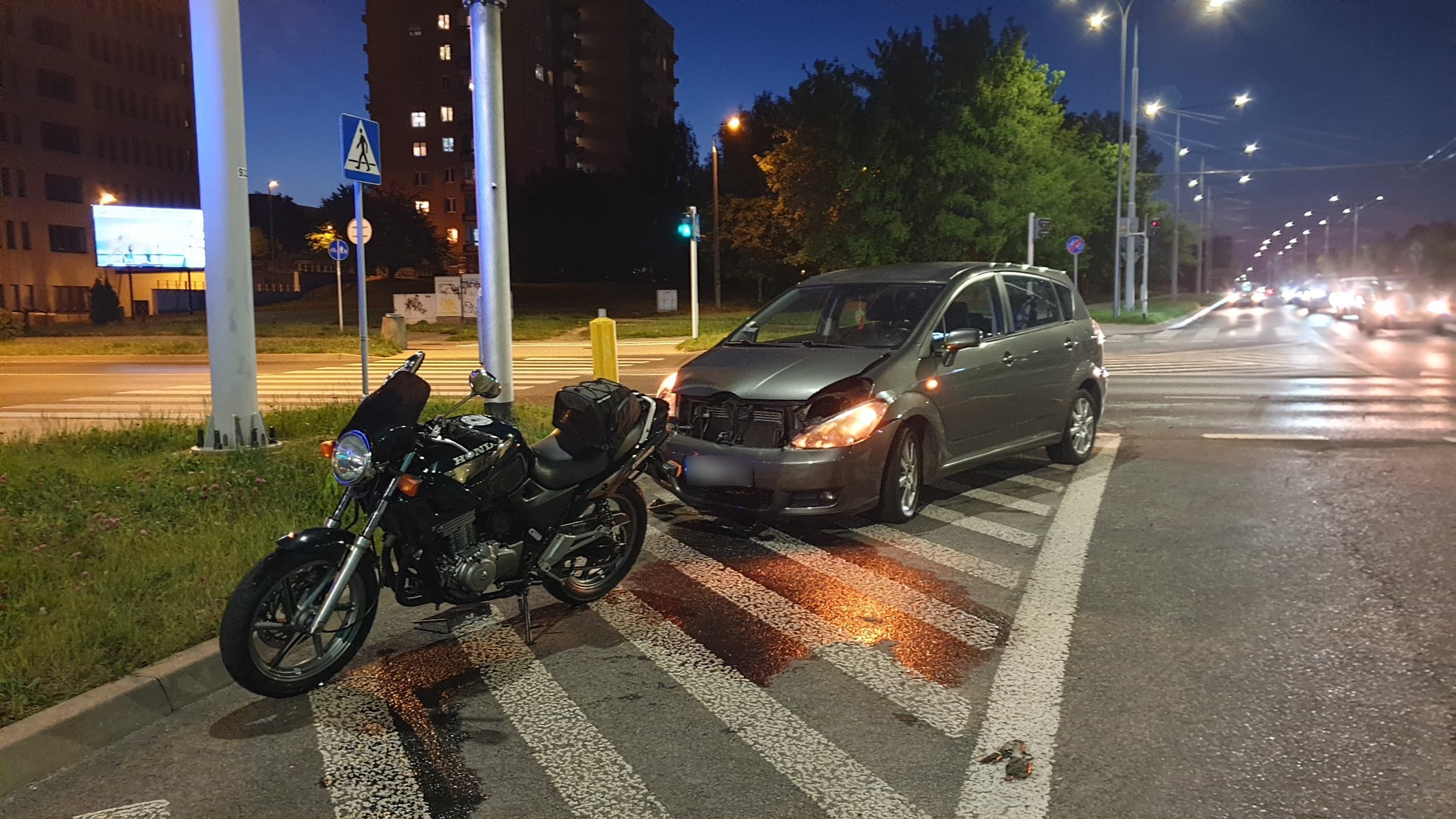 Wjechała na rondo na czerwonym świetle, zderzyła się z motocyklistą. Jedna osoba w szpitalu (zdjęcia)