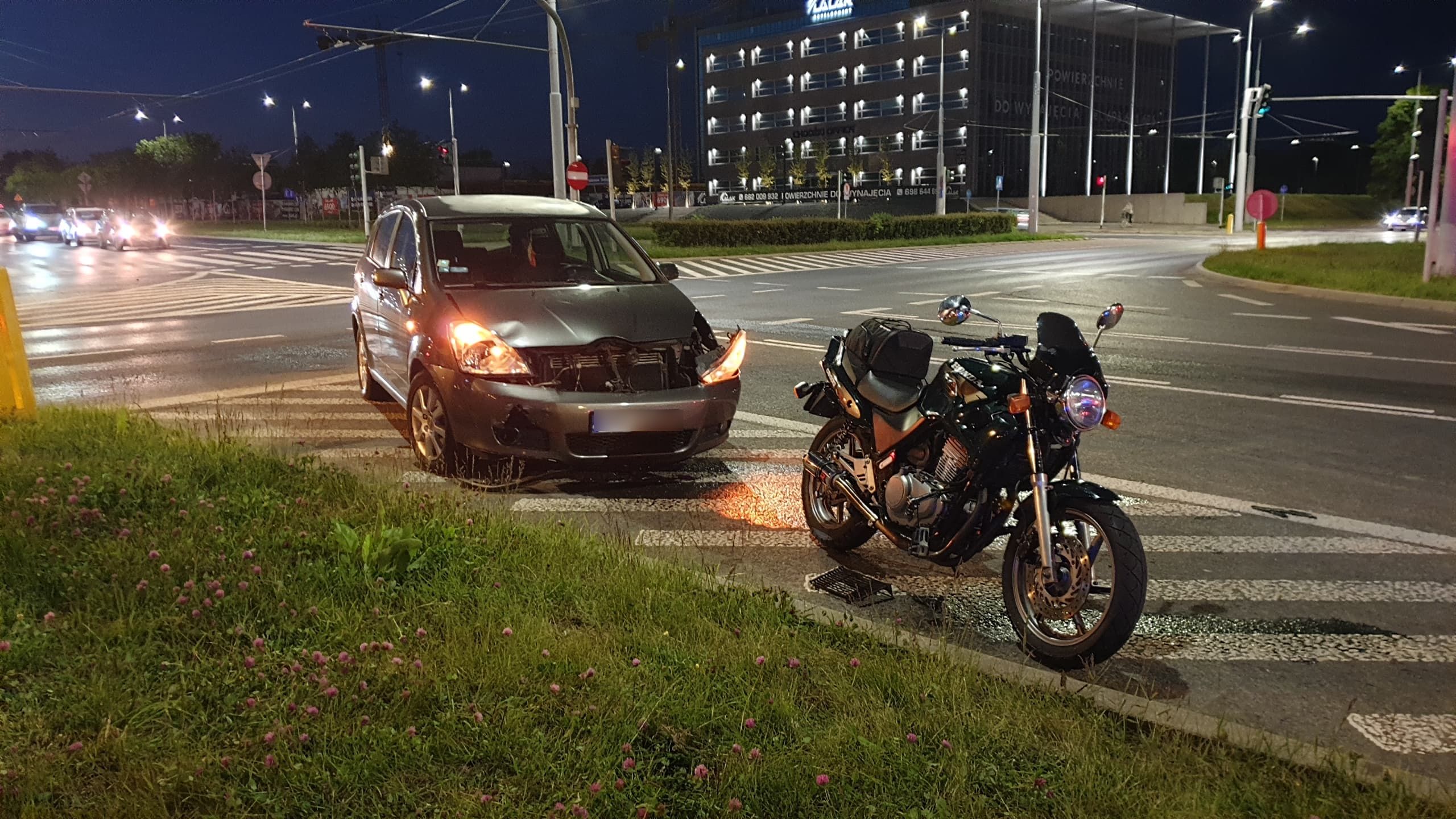 Wjechała na rondo na czerwonym świetle, zderzyła się z motocyklistą. Jedna osoba w szpitalu (zdjęcia)