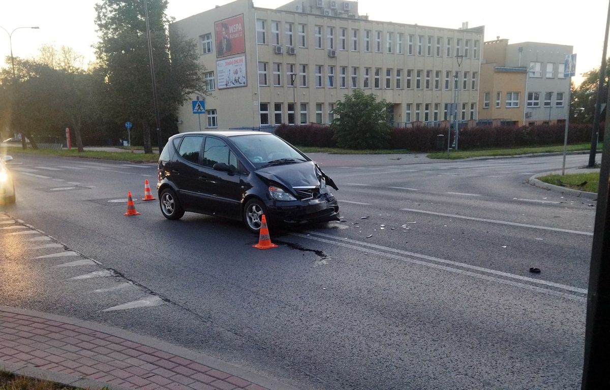 Zderzenie mercedesa z oplem na niebezpiecznym skrzyżowaniu (zdjęcia)