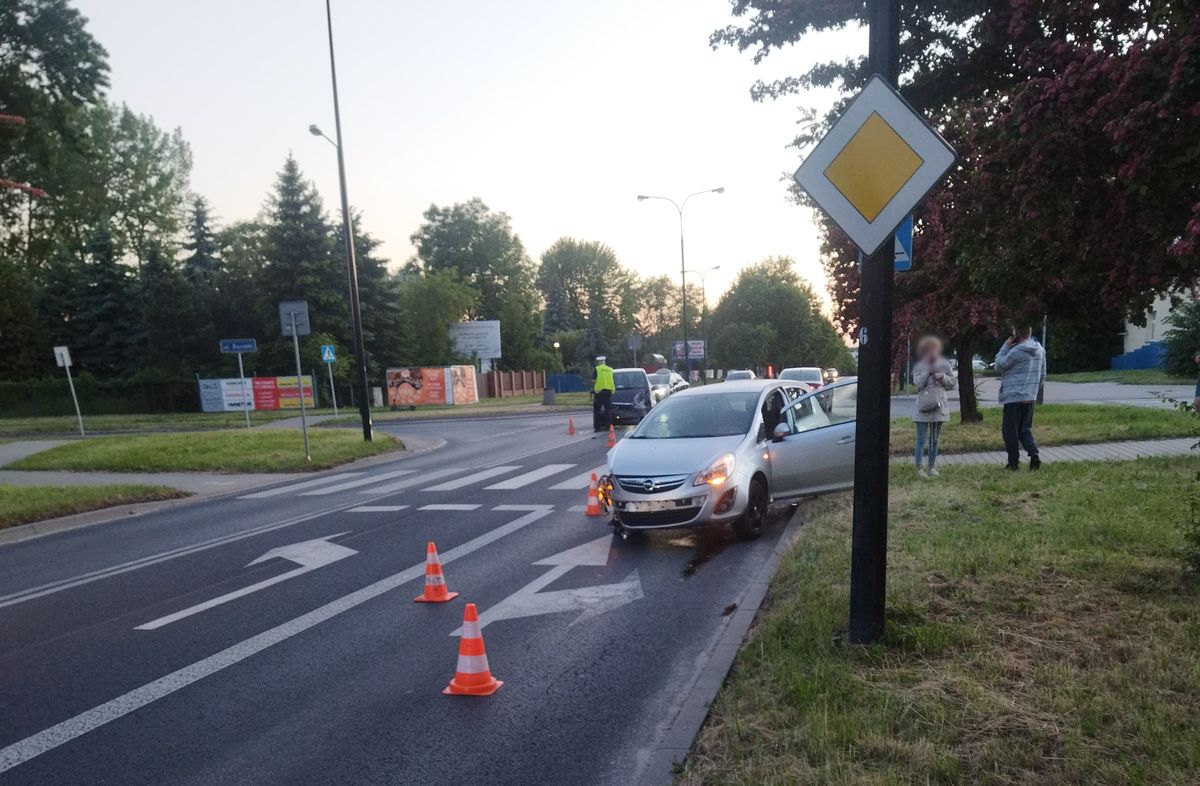 Zderzenie mercedesa z oplem na niebezpiecznym skrzyżowaniu (zdjęcia)