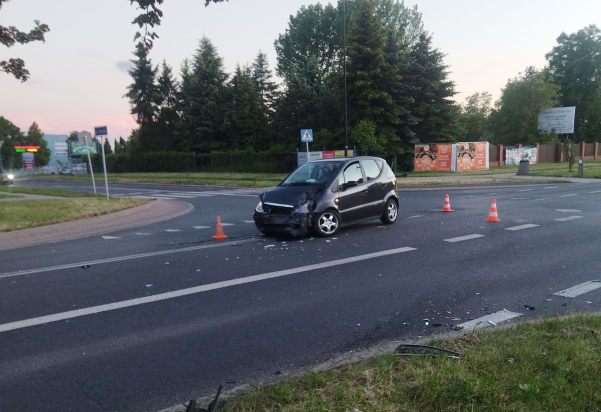 Zderzenie mercedesa z oplem na niebezpiecznym skrzyżowaniu (zdjęcia)