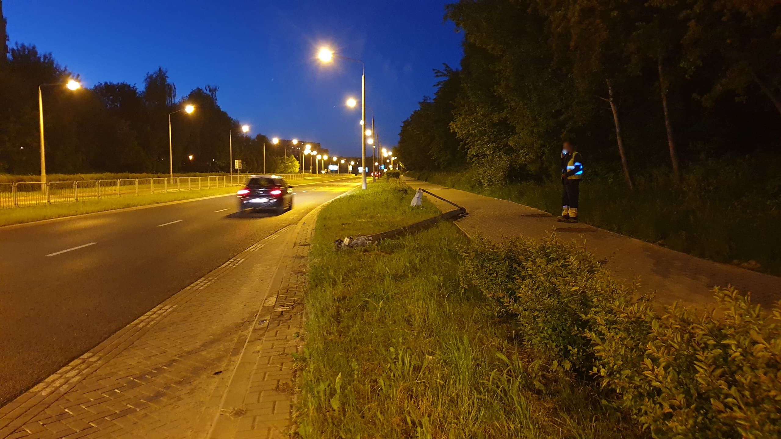 Kierowca zasłabł w trakcie jazdy. Skoda uderzyła w słup latarni (zdjęcia)