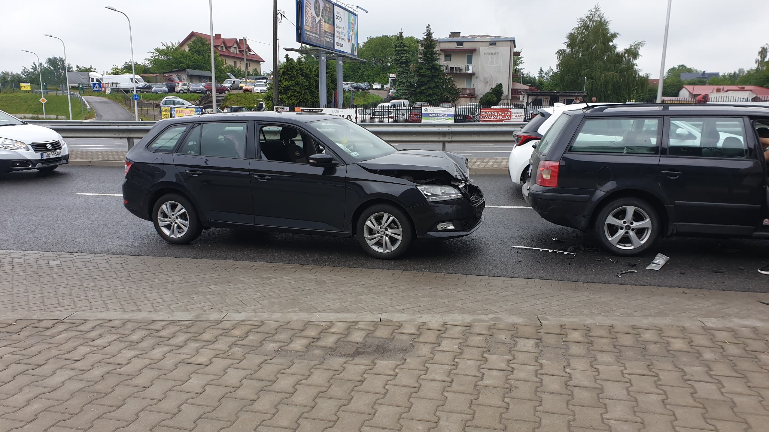 Zderzenie skody z volkswagenem na wjeździe do Lublina. Na miejscu pracują policjanci (zdjęcia)