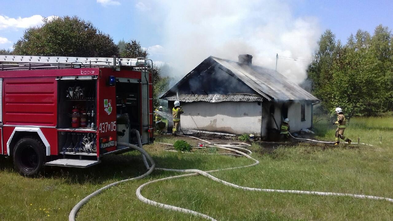 Dom stanął w płomieniach. Mieszkańcy zdołali w porę uciec na zewnątrz (zdjęcia)