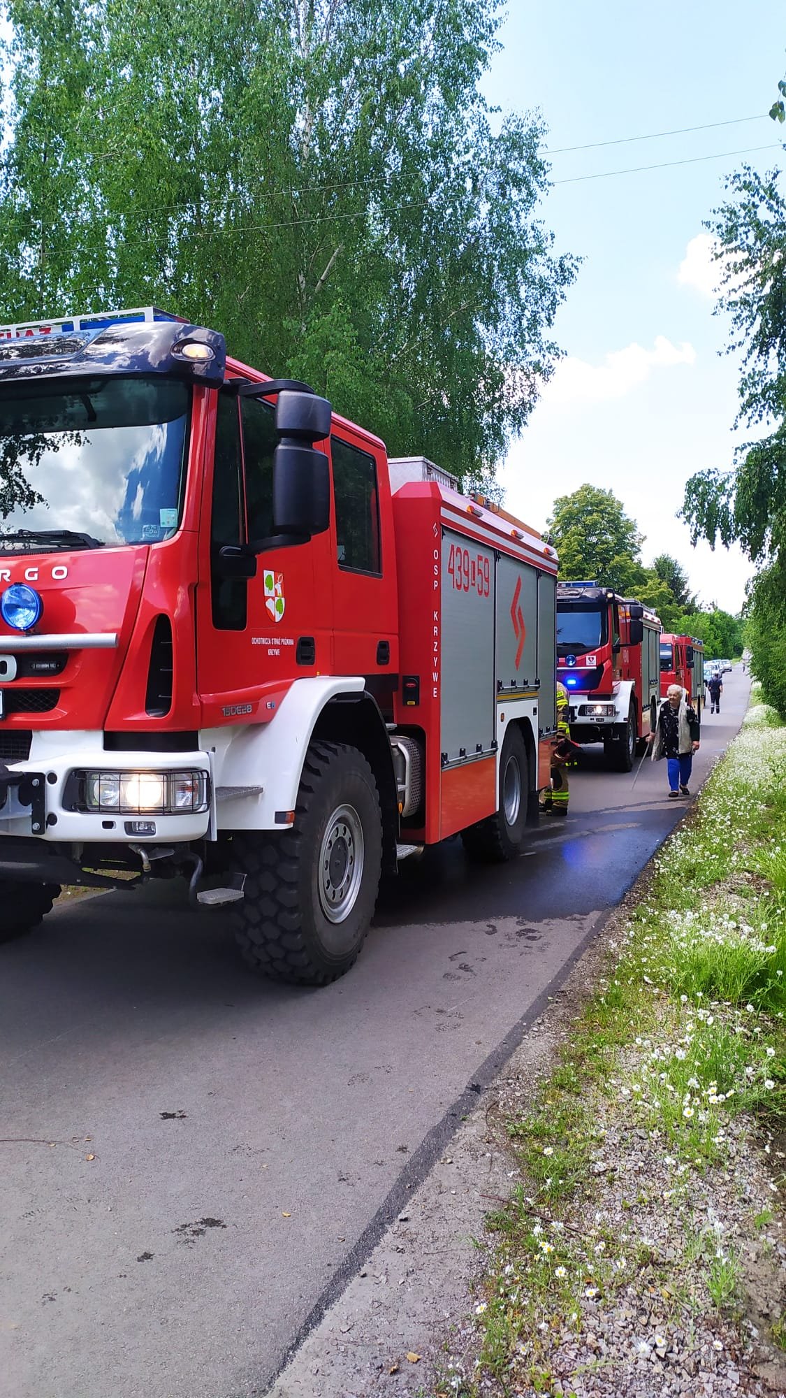 Dom stanął w płomieniach. Mieszkańcy zdołali w porę uciec na zewnątrz (zdjęcia)