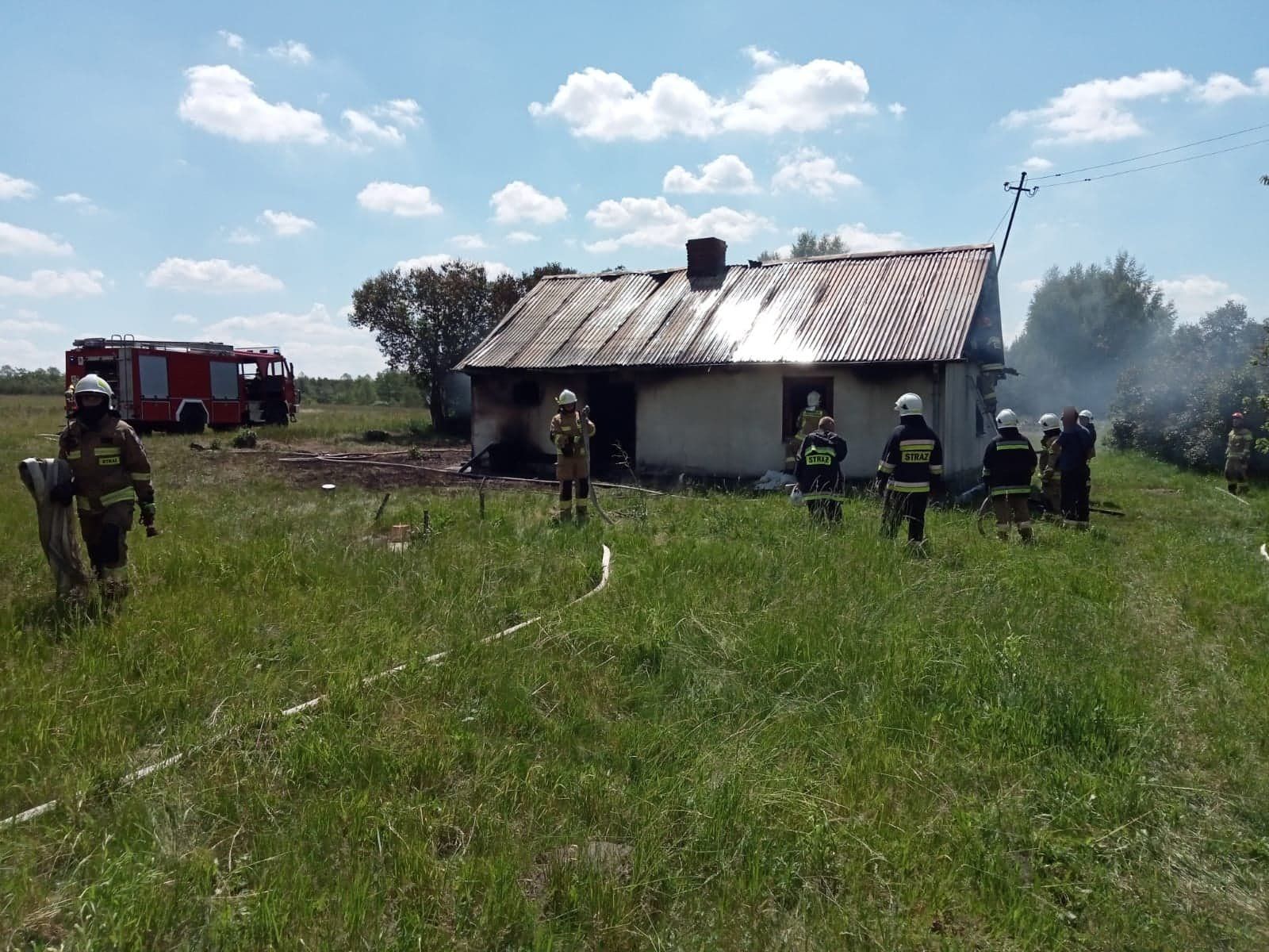 Dom stanął w płomieniach. Mieszkańcy zdołali w porę uciec na zewnątrz (zdjęcia)