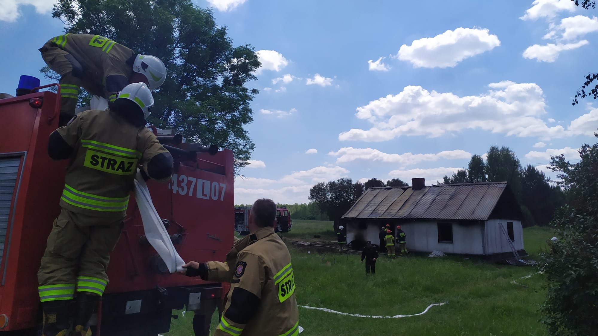 Dom stanął w płomieniach. Mieszkańcy zdołali w porę uciec na zewnątrz (zdjęcia)