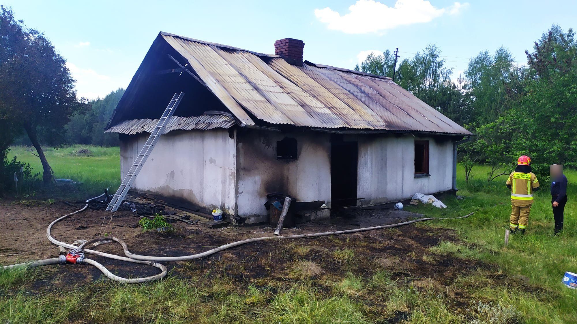 Dom stanął w płomieniach. Mieszkańcy zdołali w porę uciec na zewnątrz (zdjęcia)