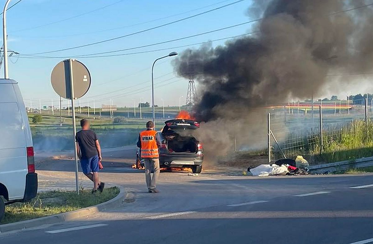 BMW stanęło w płomieniach, trwa akcja gaśnicza. To drugi taki pożar w dniu dzisiejszym (zdjęcia)