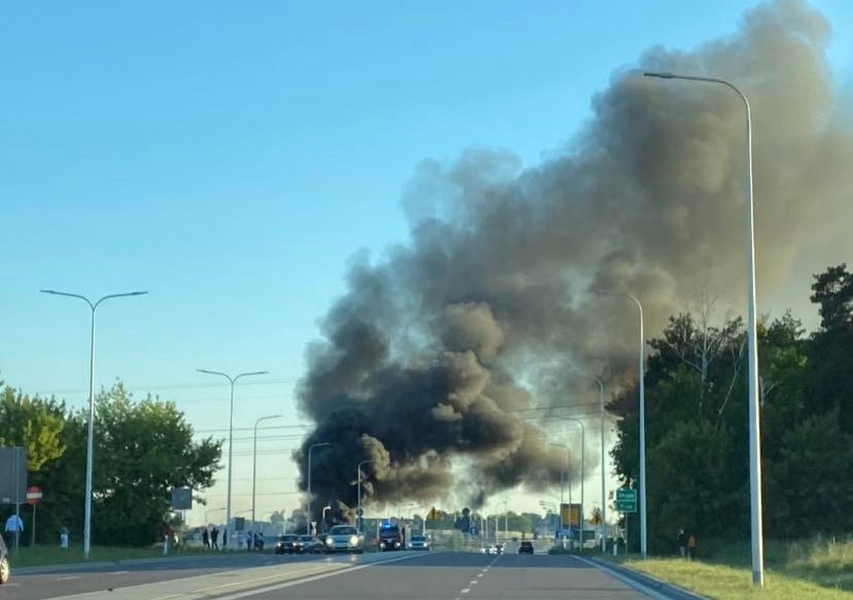 BMW stanęło w płomieniach, trwa akcja gaśnicza. To drugi taki pożar w dniu dzisiejszym (zdjęcia)