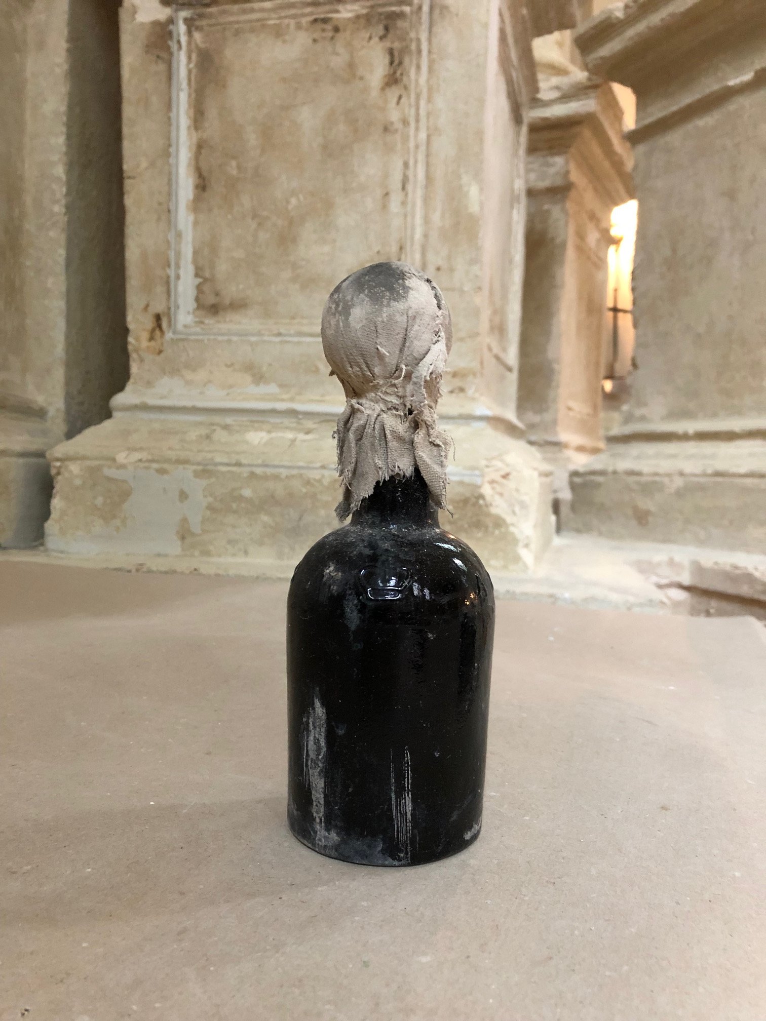 Podczas remontu kościoła odkryli tajemniczą butelkę po piwie. Dziś nastąpiło jej otwarcie (zdjęcia)
