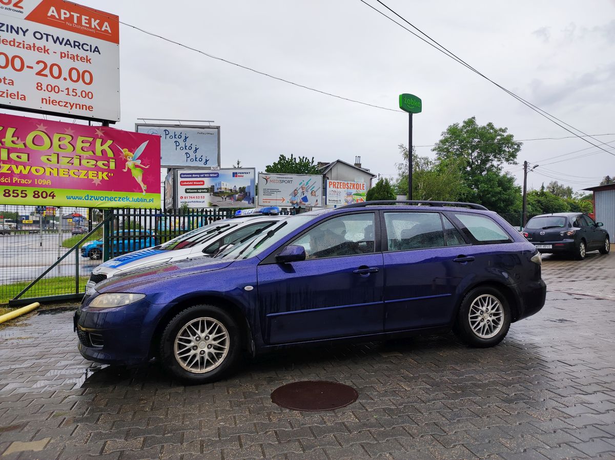 Podjechał na miejsce wypadku z flaszką w ręku. Stojąc w korku pił wódkę popijając ją piwem (zdjęcia)