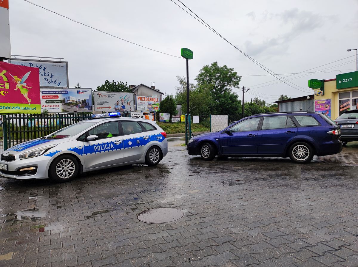 Podjechał na miejsce wypadku z flaszką w ręku. Stojąc w korku pił wódkę popijając ją piwem (zdjęcia)