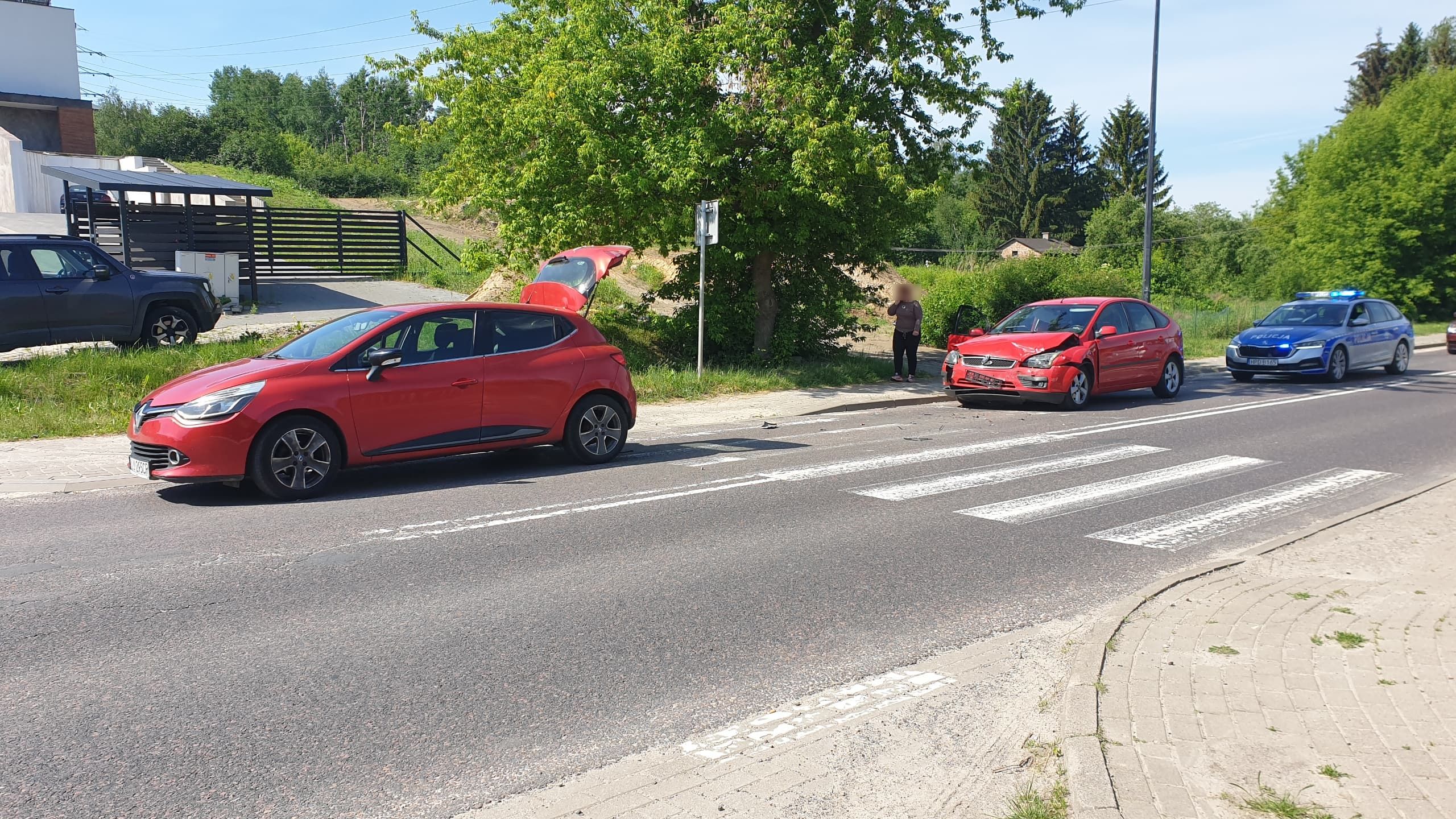 Jedna zatrzymała się przed przejściem, druga nie zdążyła. Ford zderzył się z renaultem (zdjęcia)