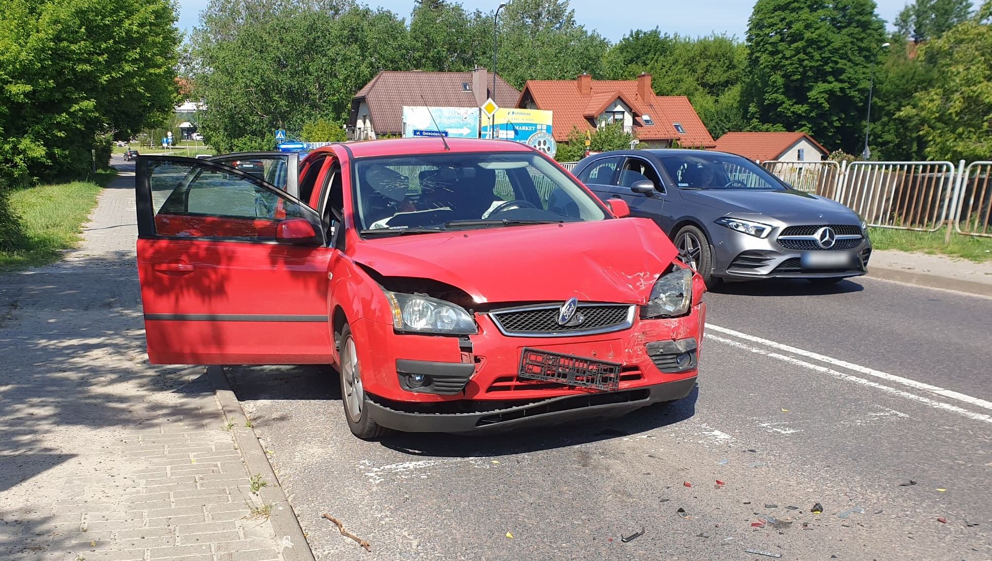 Jedna zatrzymała się przed przejściem, druga nie zdążyła. Ford zderzył się z renaultem (zdjęcia)