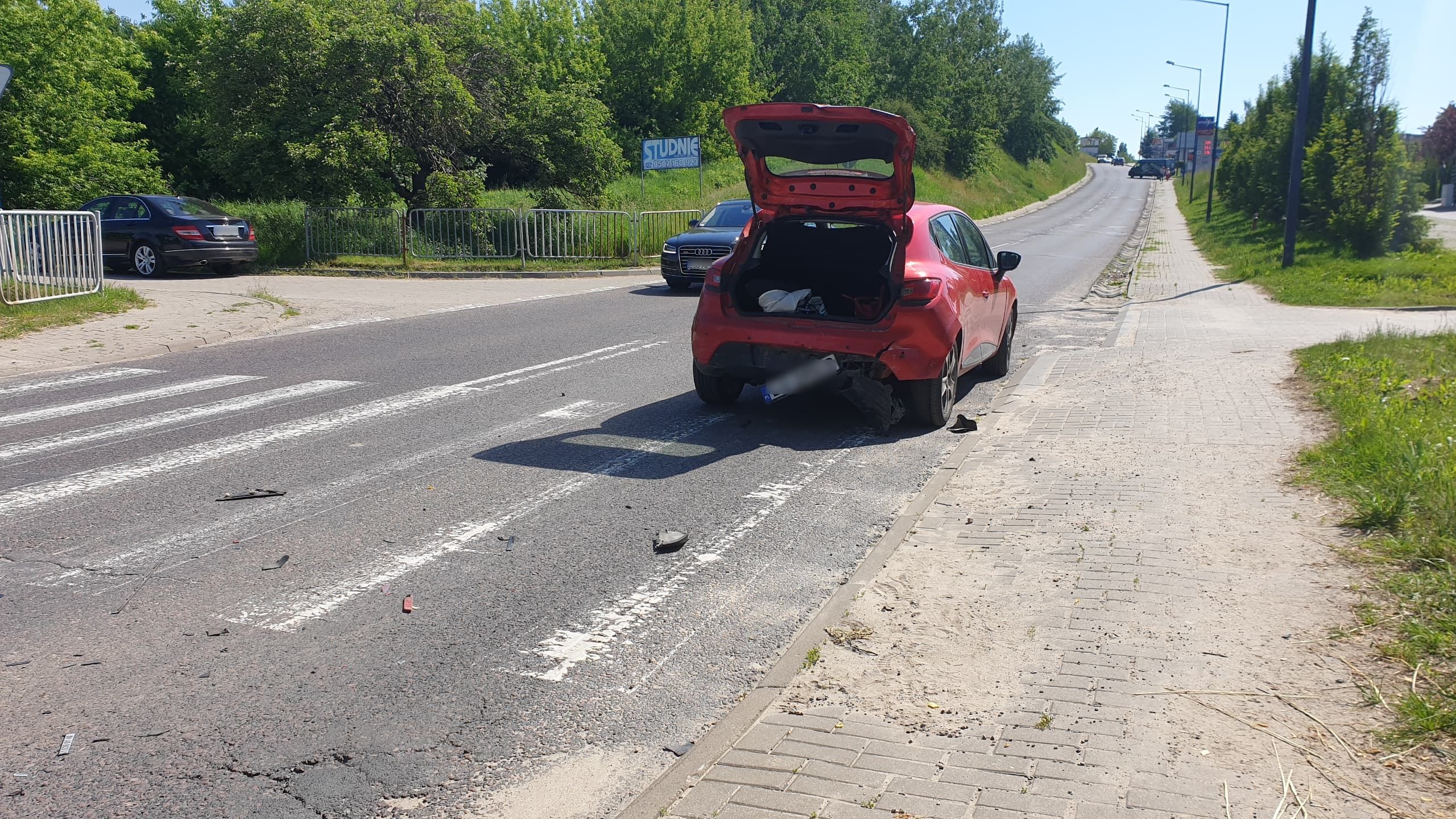 Jedna zatrzymała się przed przejściem, druga nie zdążyła. Ford zderzył się z renaultem (zdjęcia)