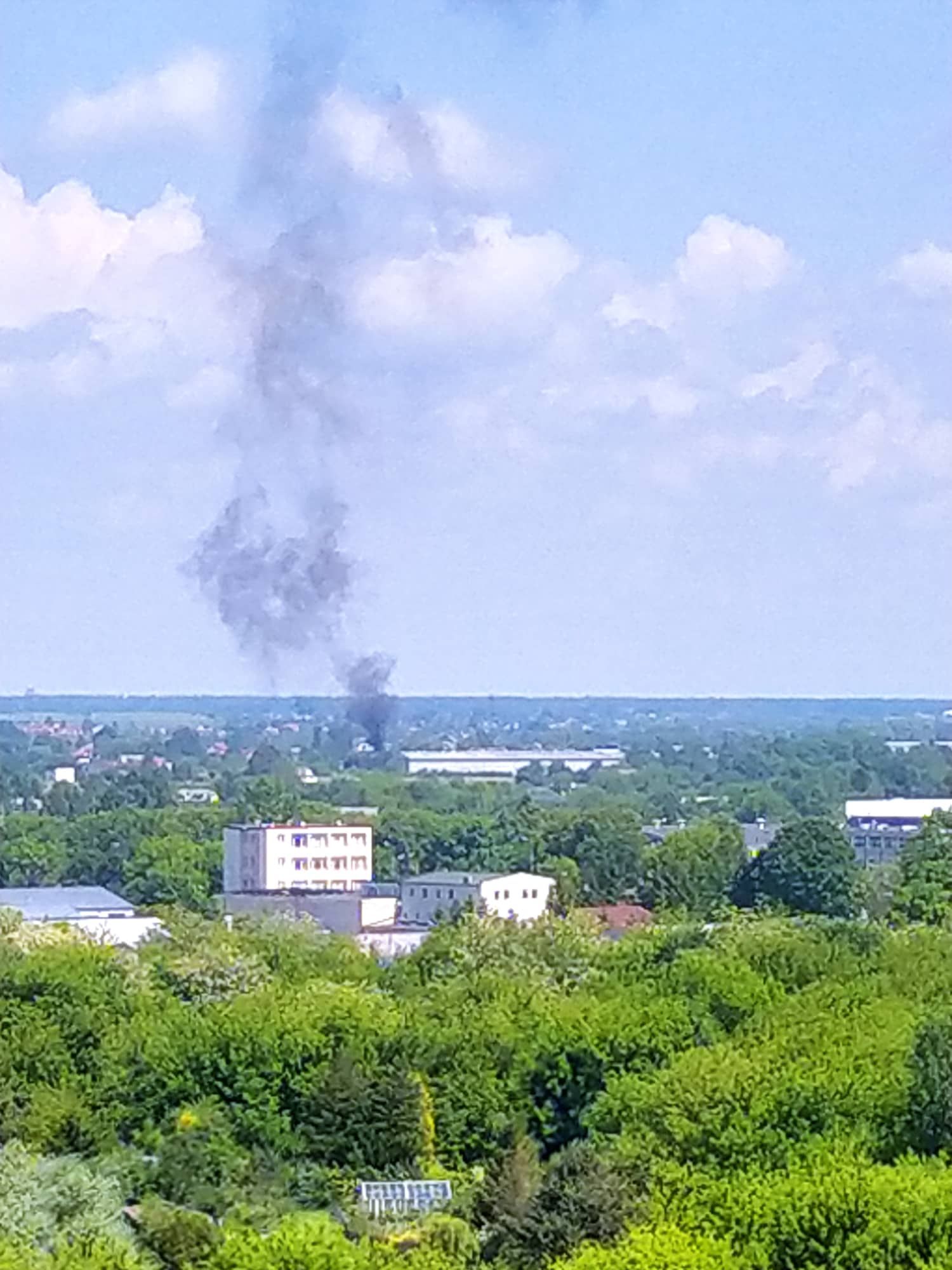 Czarny dym nad miastem. Płonęły elektrośmieci (zdjęcia)