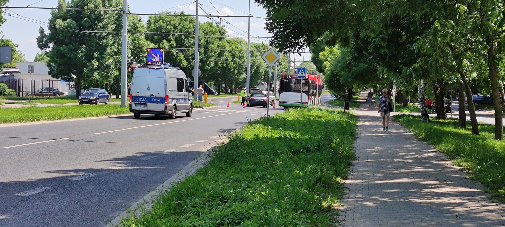 Wyjeżdżał z osiedlowej ulicy, nie zauważył audi. Dziecko trafiło do szpitala (zdjęcia)