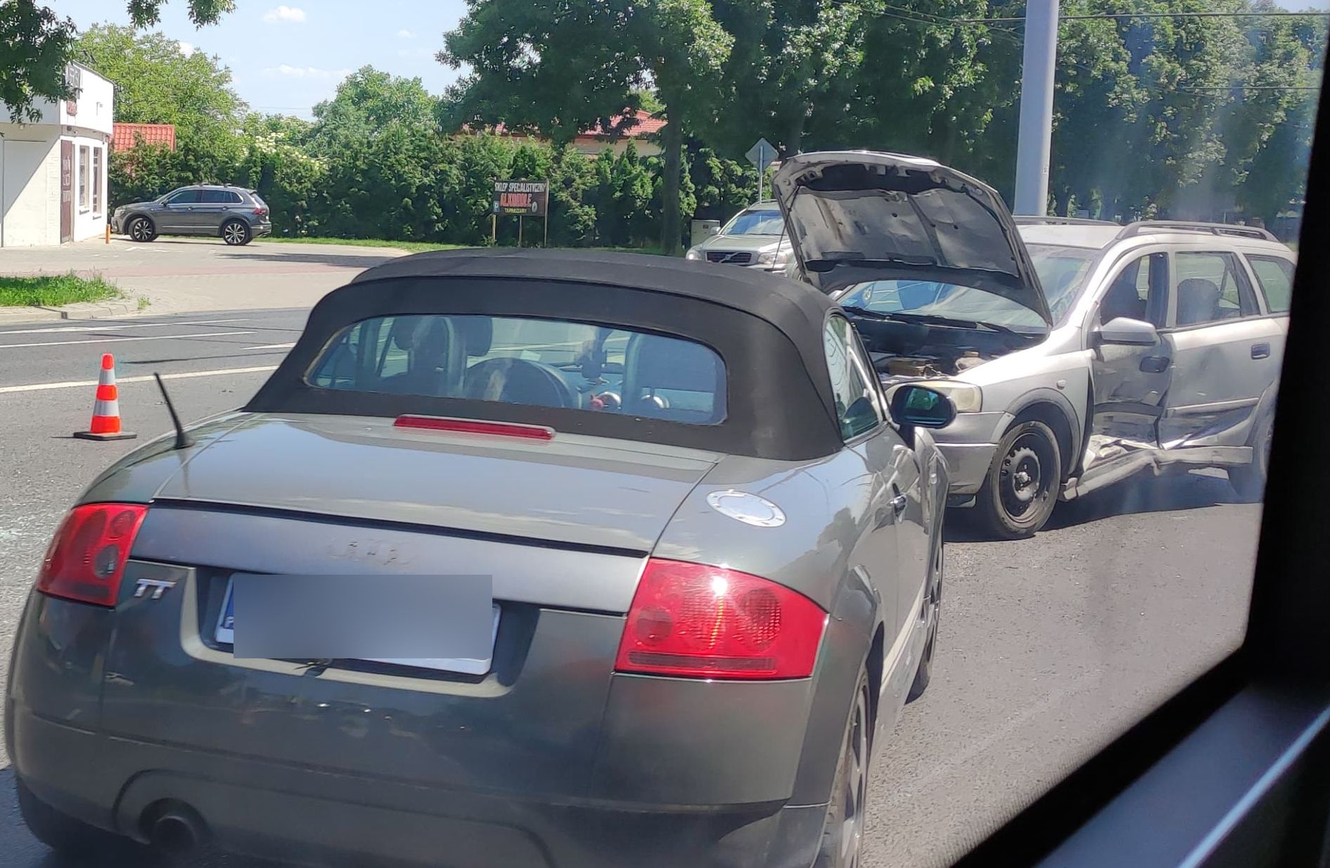 Wyjeżdżał z osiedlowej ulicy, nie zauważył audi. Dziecko trafiło do szpitala (zdjęcia)