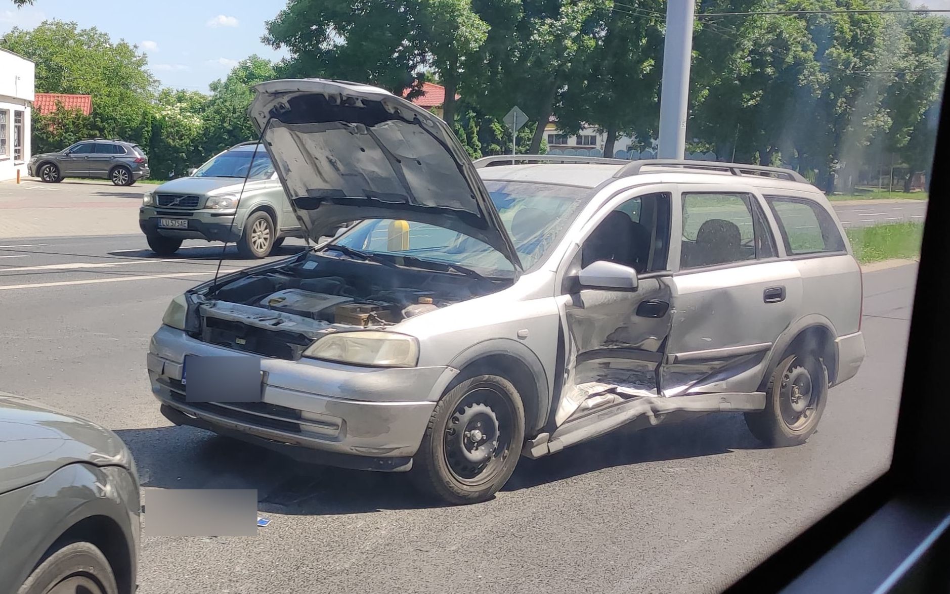 Wyjeżdżał z osiedlowej ulicy, nie zauważył audi. Dziecko trafiło do szpitala (zdjęcia)