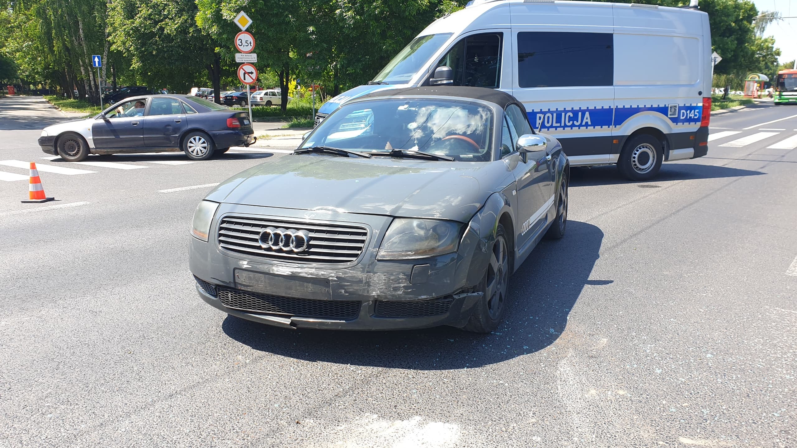 Wyjeżdżał z osiedlowej ulicy, nie zauważył audi. Dziecko trafiło do szpitala (zdjęcia)