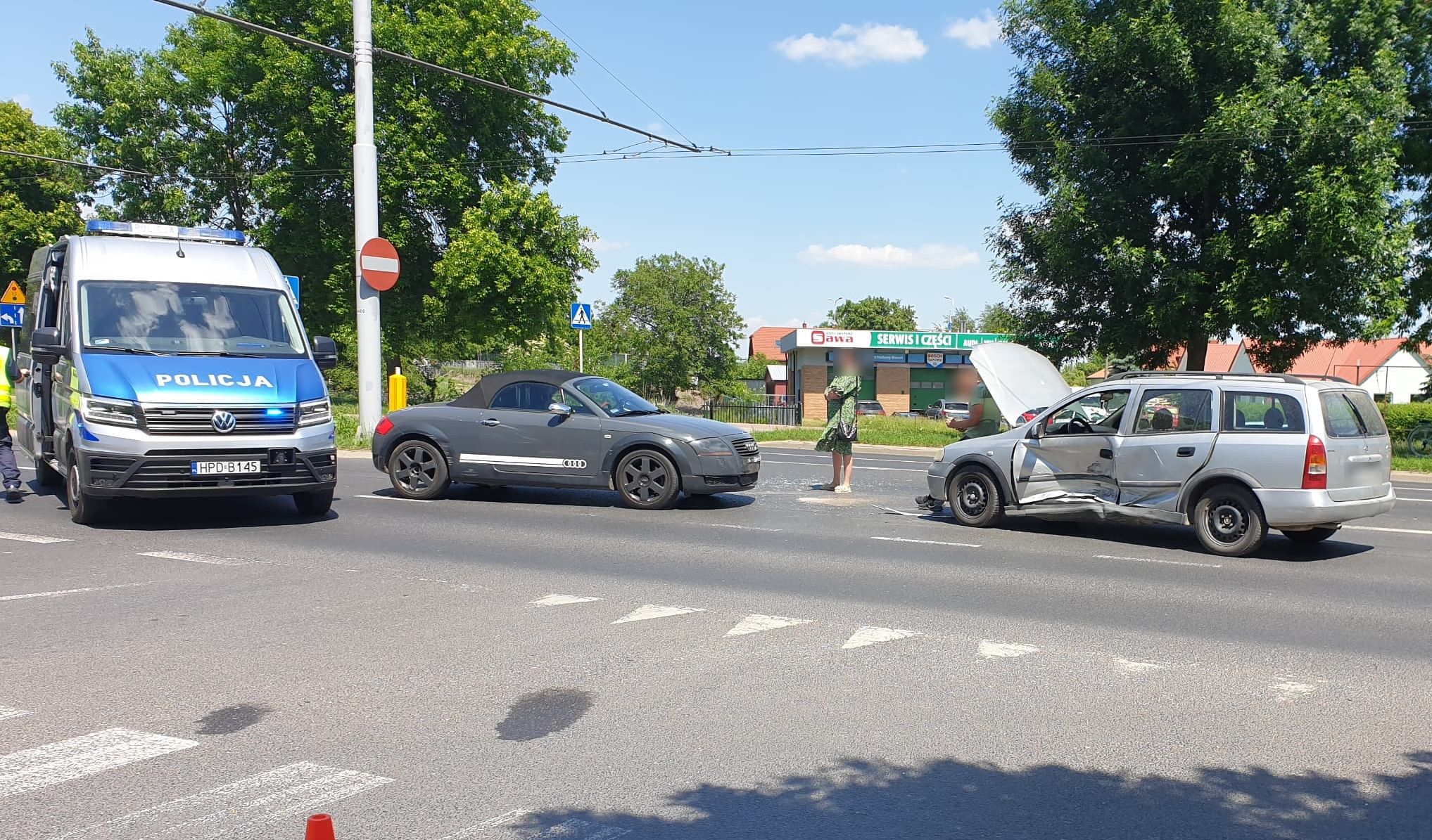 Wyjeżdżał z osiedlowej ulicy, nie zauważył audi. Dziecko trafiło do szpitala (zdjęcia)