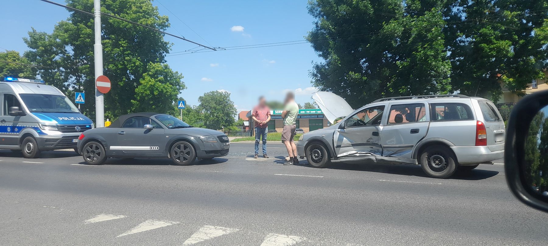 Wyjeżdżał z osiedlowej ulicy, nie zauważył audi. Dziecko trafiło do szpitala (zdjęcia)