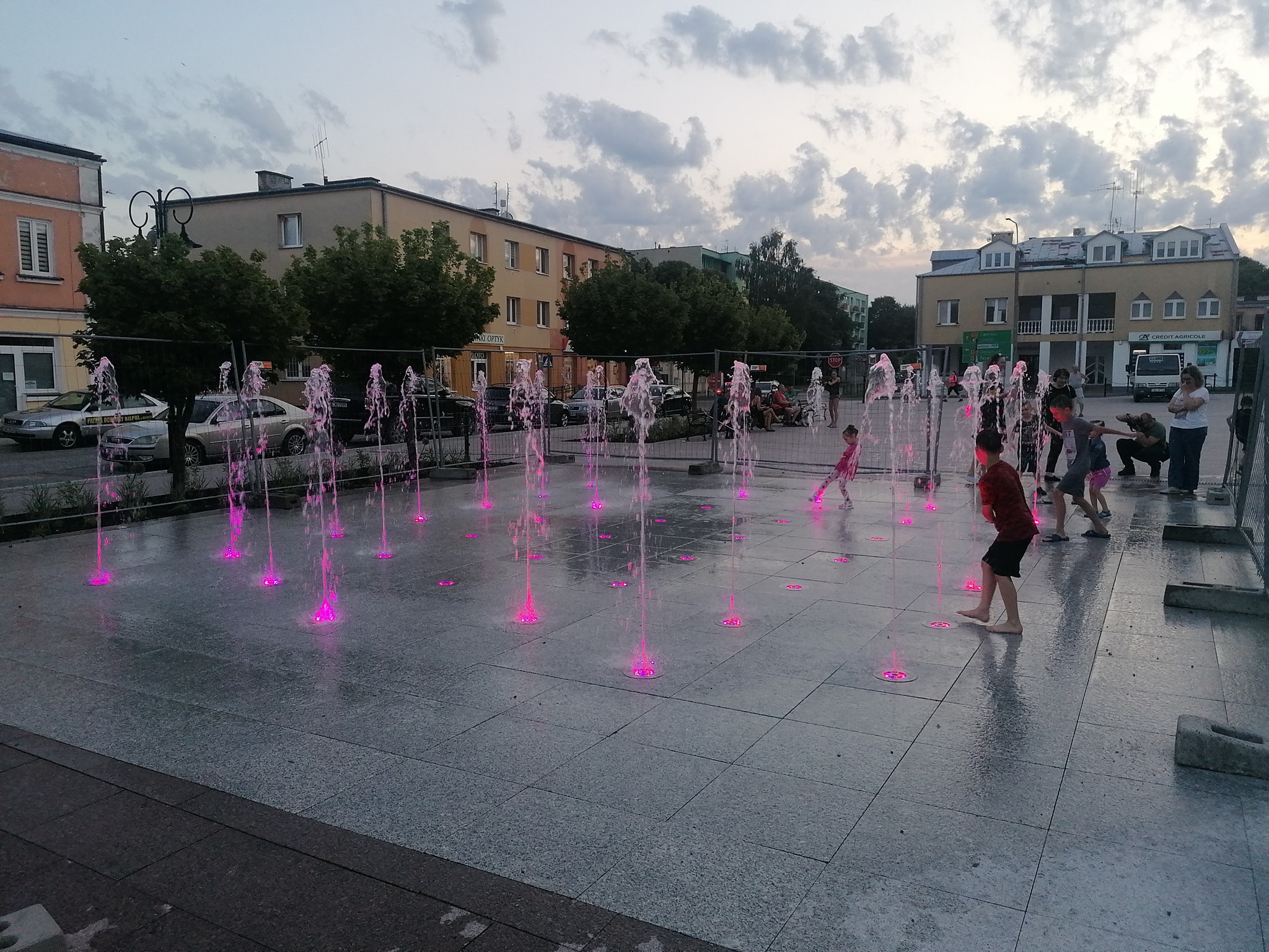 Centrum Włodawy zyskało nowe oblicze. Uruchomione zostały też fontanny (zdjęcia, wideo)