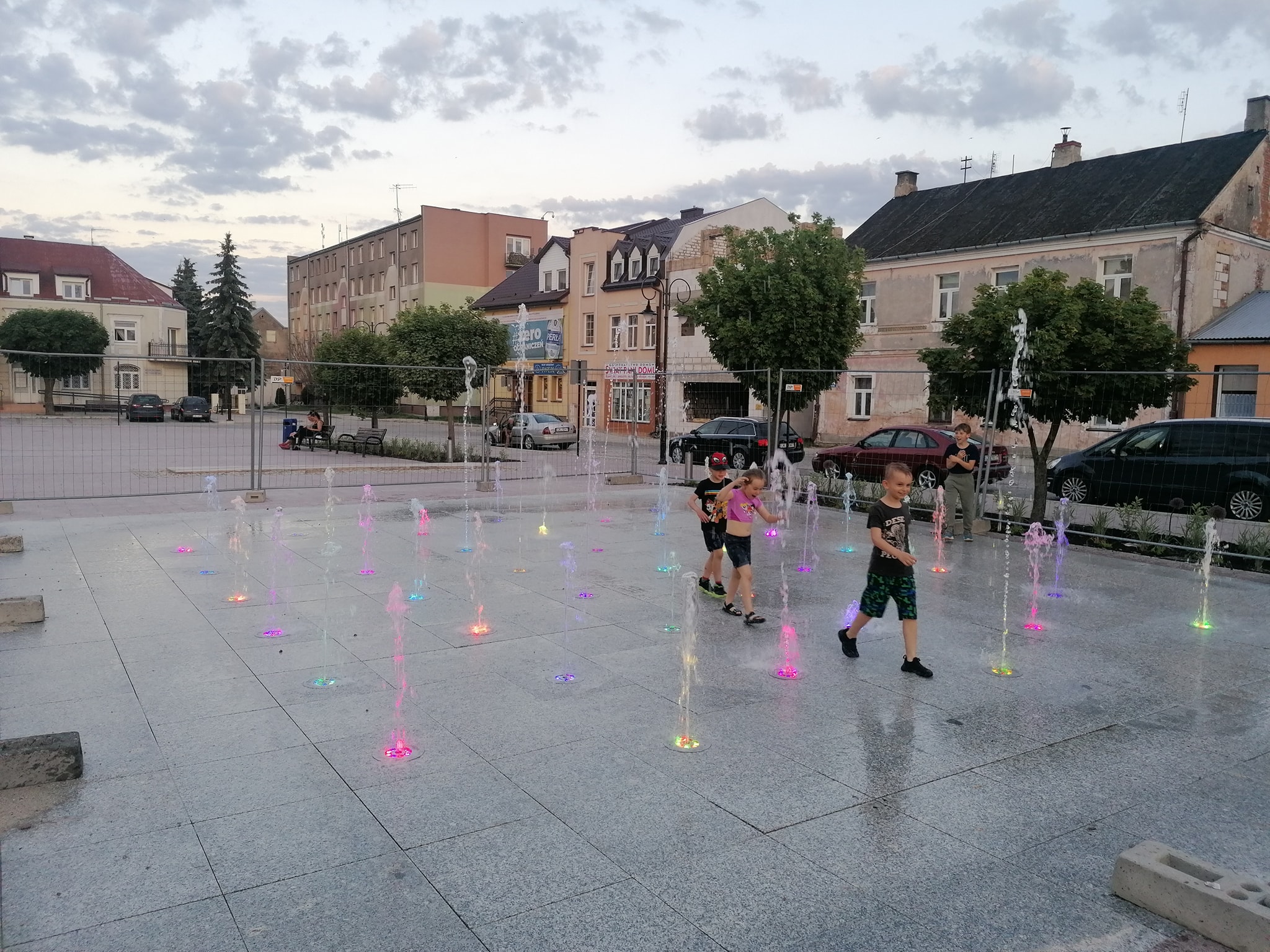 Centrum Włodawy zyskało nowe oblicze. Uruchomione zostały też fontanny (zdjęcia, wideo)