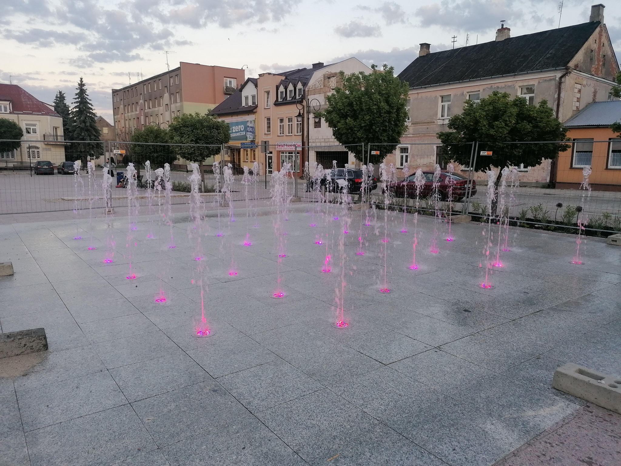 Centrum Włodawy zyskało nowe oblicze. Uruchomione zostały też fontanny (zdjęcia, wideo)