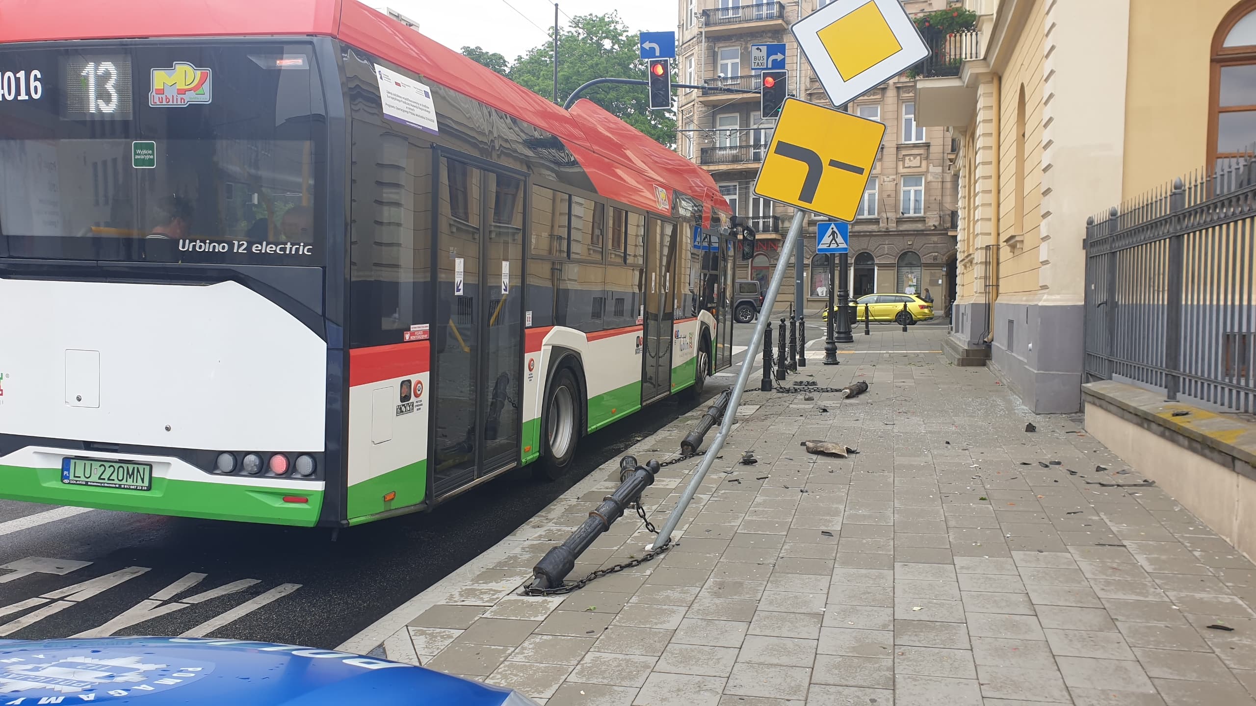 Nie zauważył 18-metrowego trolejbusu. Wjechał w pojazd komunikacji miejskiej (foto, wideo)