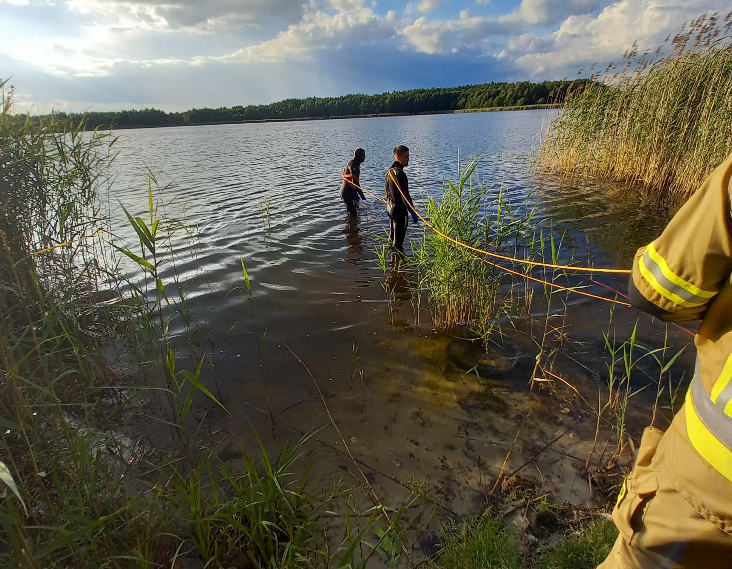 W jeziorze odnaleziono zwłoki poszukiwanego mężczyzny (zdjęcia)