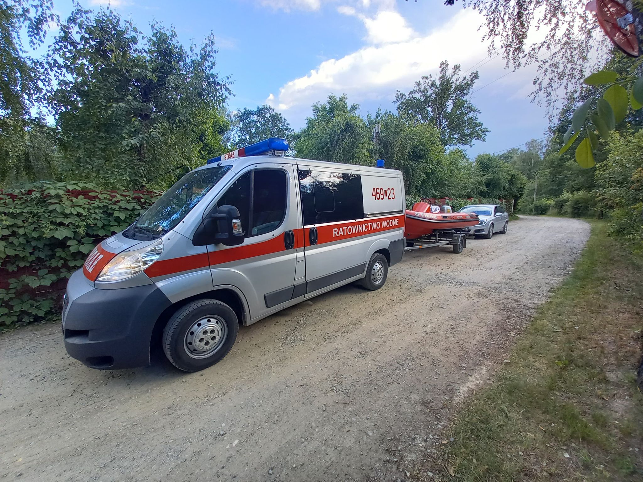 Miał pilnować wędek, utonął w jeziorze. Jego kolega w tym czasie spał (zdjęcia)