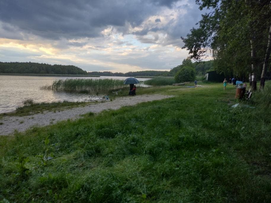 Miał pilnować wędek, utonął w jeziorze. Jego kolega w tym czasie spał (zdjęcia)