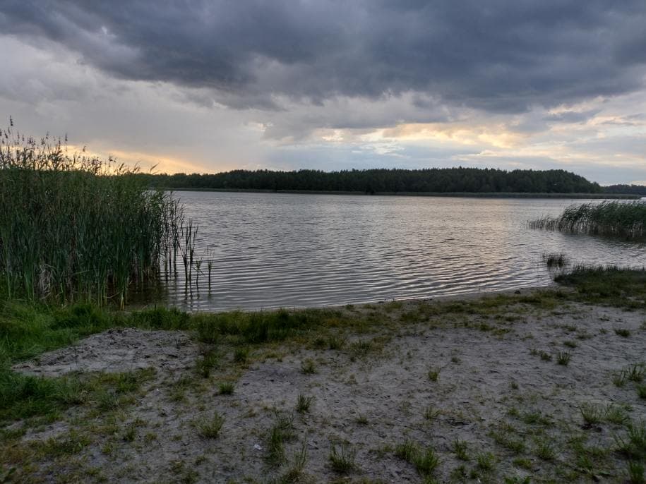 Miał pilnować wędek, utonął w jeziorze. Jego kolega w tym czasie spał (zdjęcia)