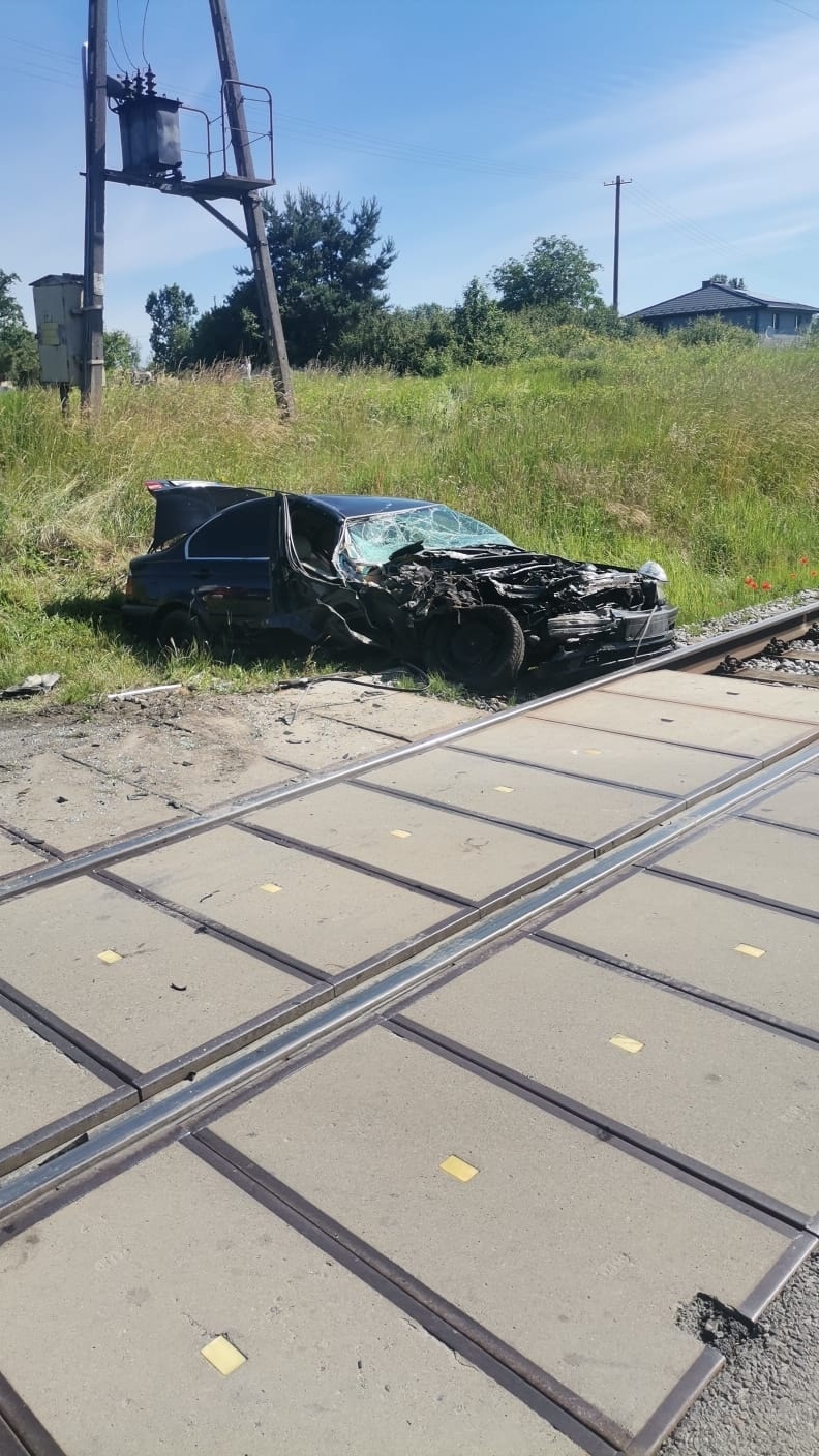 Ominął rogatki, BMW uderzyło w pociąg. Kierowca z pasażerką uciekli pieszo (zdjęcia)