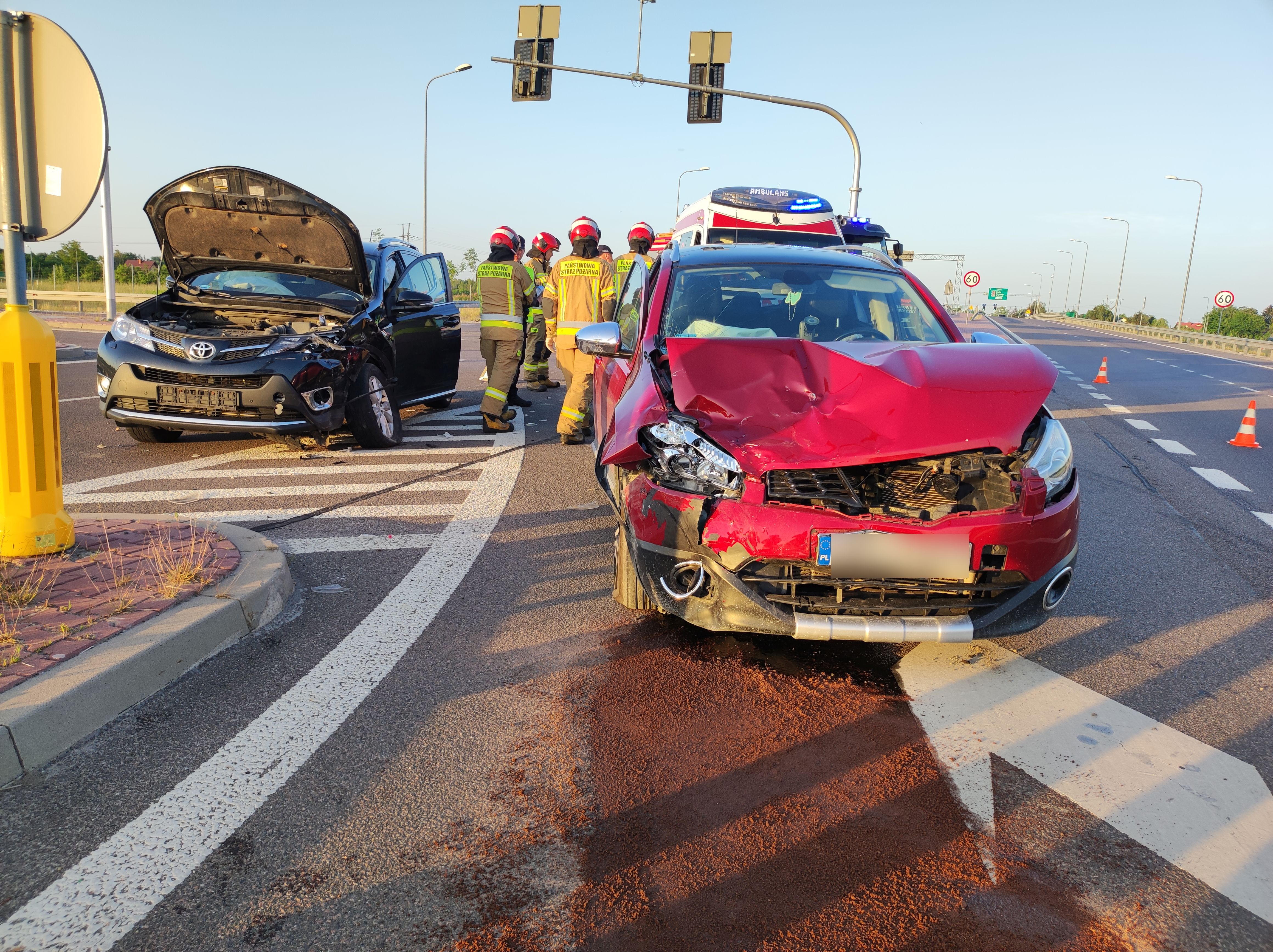 Wjechała na czerwonym, zderzyła się z toyotą. Dwie osoby w szpitalu (zdjęcia)