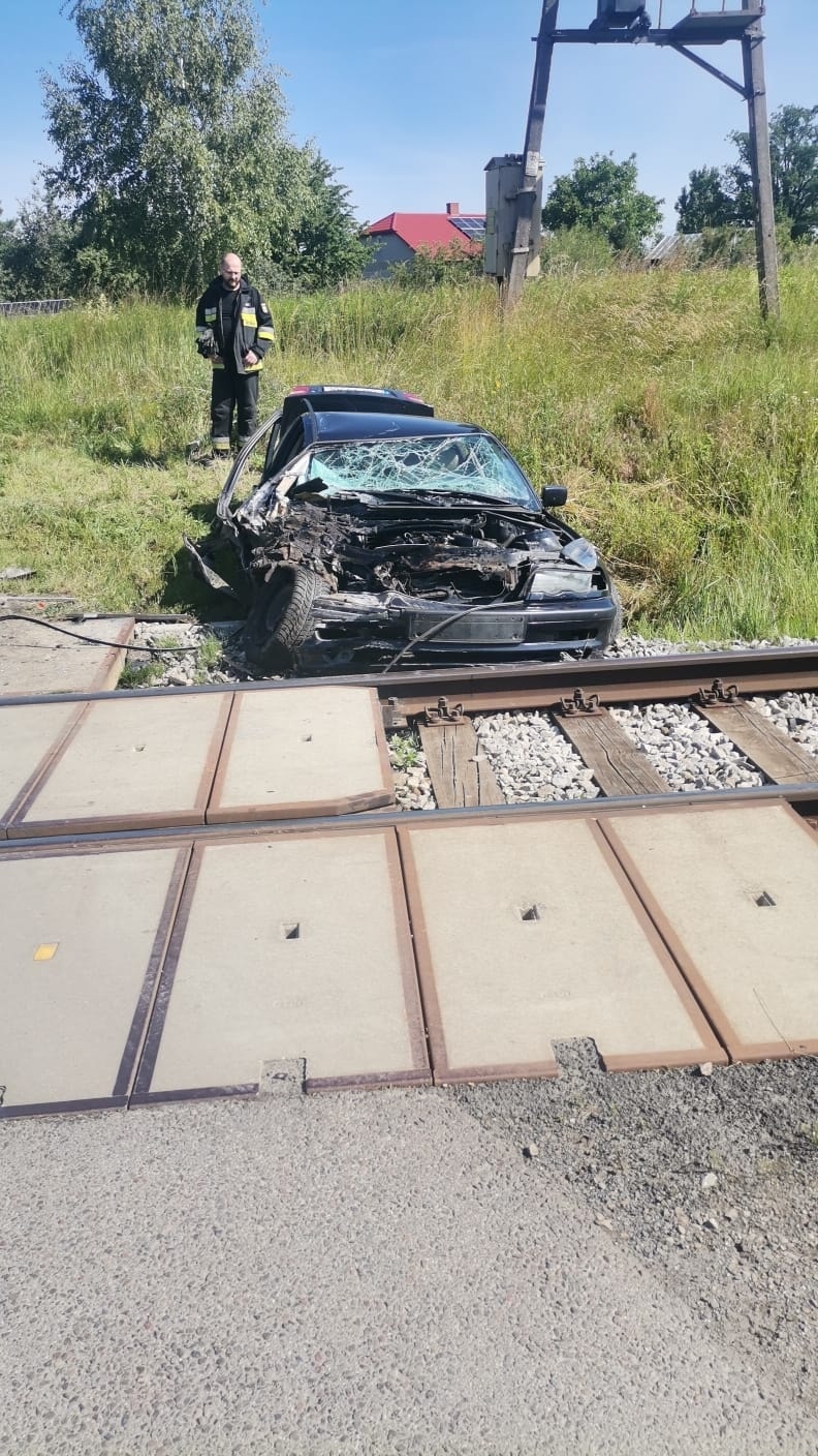 Ominął rogatki, BMW uderzyło w pociąg. Kierowca z pasażerką uciekli pieszo (zdjęcia)