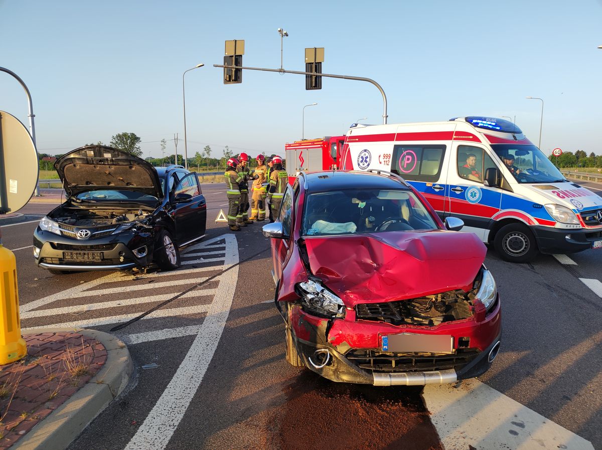 Wjechała na czerwonym, zderzyła się z toyotą. Dwie osoby w szpitalu (zdjęcia)